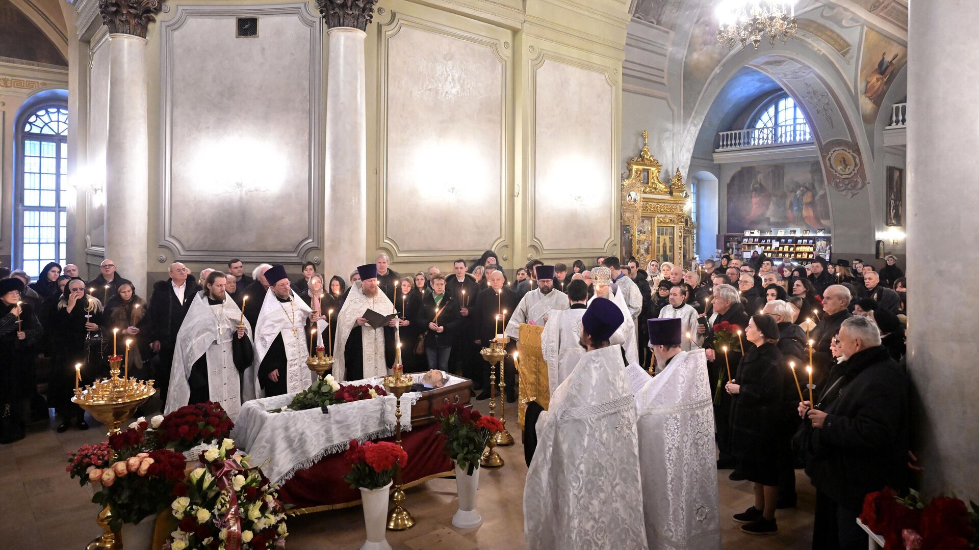 Люди на прощании с композитором Эдуардом Артемьевым в Храме Большое Вознесение в Москве - РИА Новости, 1920, 31.12.2022