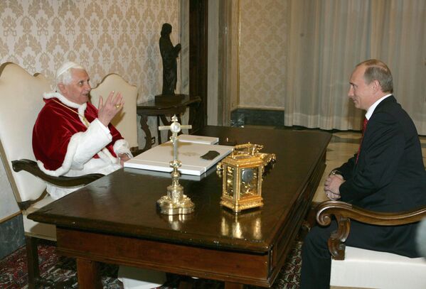 Папа Римский Бенедикт XVI и президент России Владимир Путин во время беседы в библиотеке личных покоев Апостольского дворца