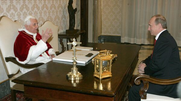Папа Римский Бенедикт XVI и президент России Владимир Путин во время беседы в библиотеке личных покоев Апостольского дворца