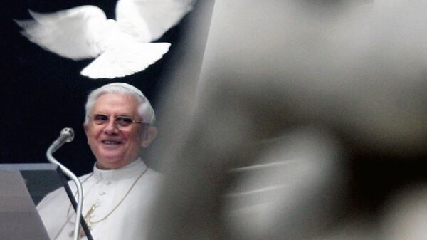 Папа Римский Бенедикт XVI выпускает голубя в Ватикане
