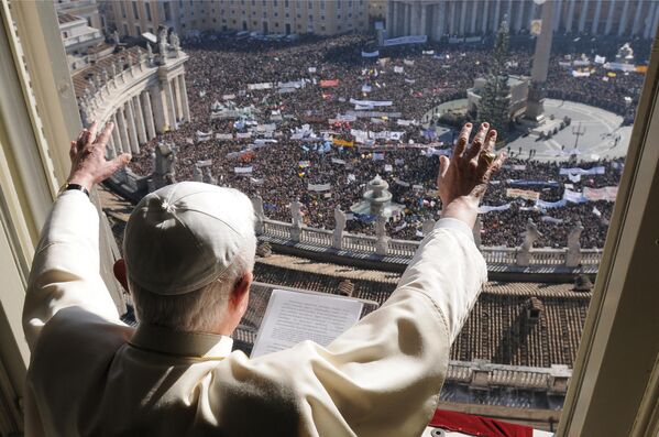 Папа Бенедикт XVI приветствует верующих, собравшихся на еженедельную молитву на площади Святого Петра в Ватикане