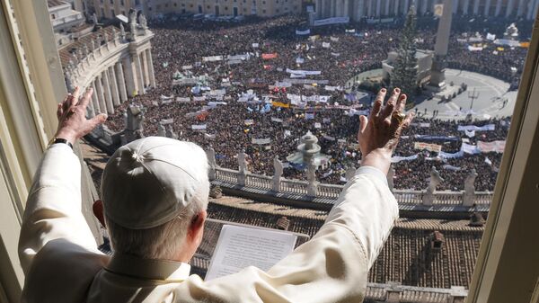 Папа Бенедикт XVI приветствует верующих, собравшихся на еженедельную молитву на площади Святого Петра в Ватикане