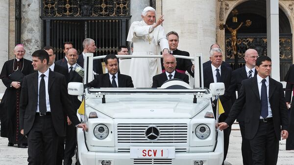Папа Римский Бенедикт XVI машет рукой верующим, собравшимся на площади Святого Петра в Ватикане