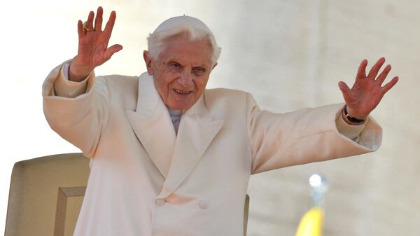 Папа Бенедикт XVI благословляет верующих в конце своей последней еженедельной аудиенции на площади Святого Петра в Ватикане. 27 февраля 2013 