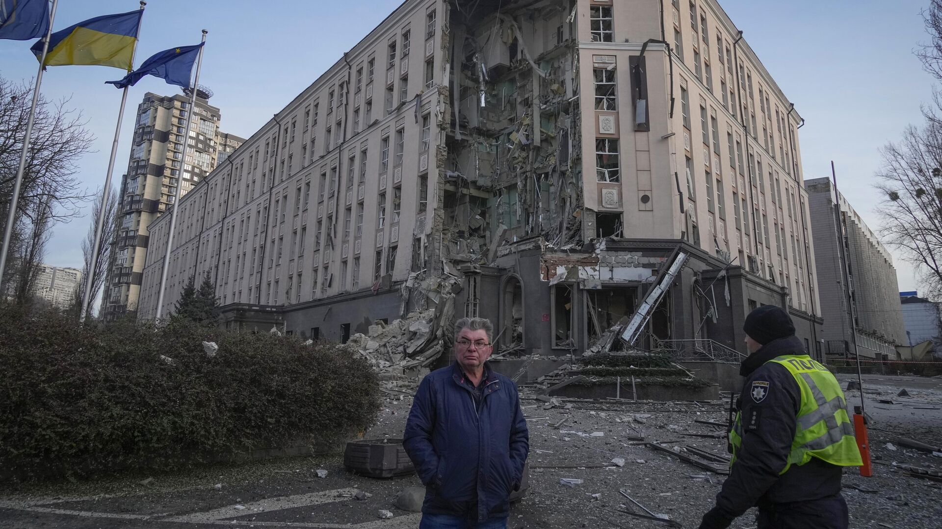 Поврежденное здание в Киеве - РИА Новости, 1920, 03.01.2023