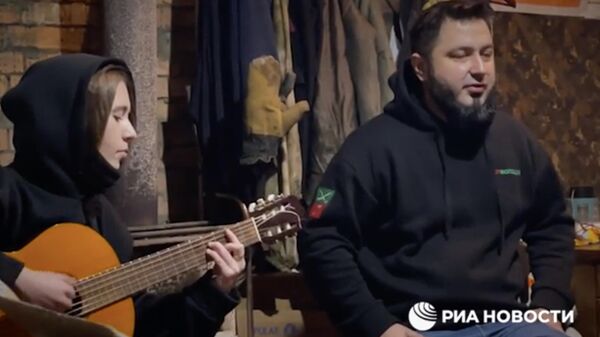 Рэпер Аким Апачев дал новогодний фронтовой концерт для бойцов, воюющих на Угледарском направлении. Кадр из видео