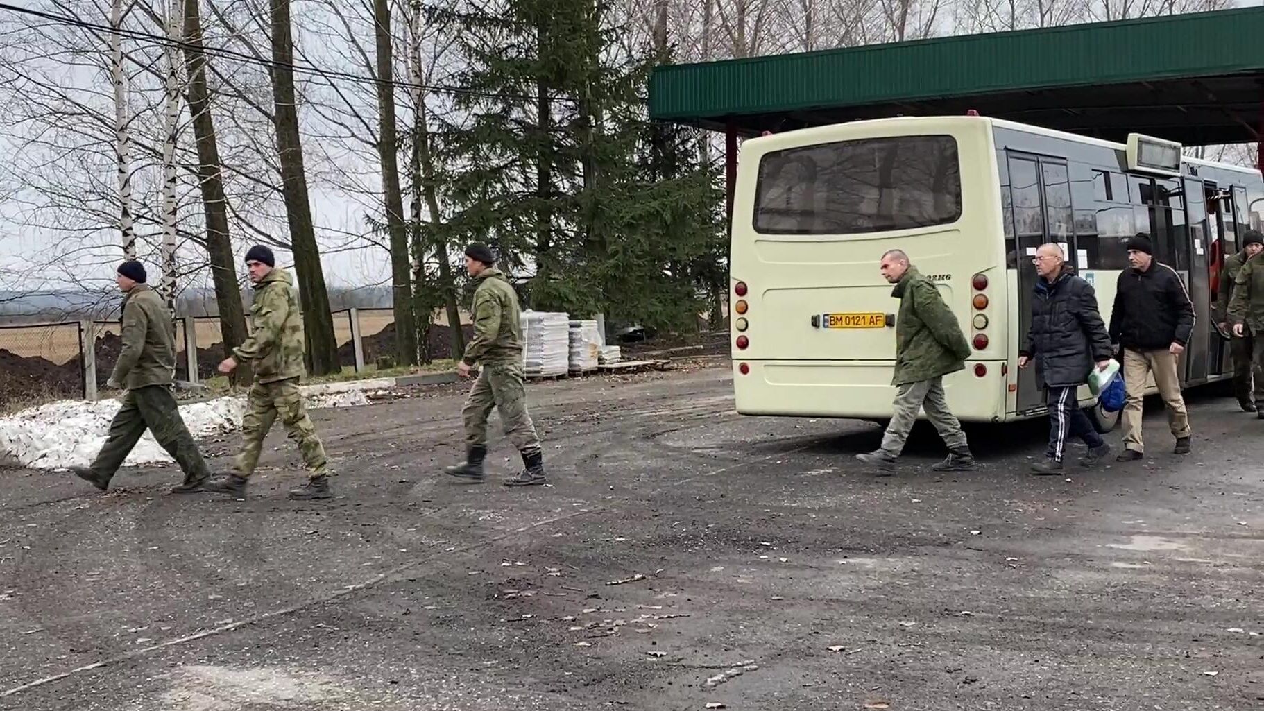 Российские военнослужащие, возвращенные из плена. Скриншот видео - РИА Новости, 1920, 11.01.2023