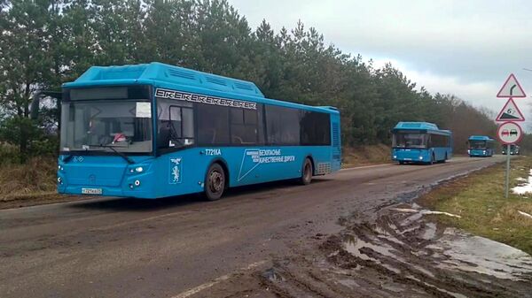 Автобусы с российскими военнослужащими, возвращенными из плена