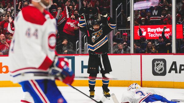 Хоккеист Вашингтон Кэпиталз Александр Овечкин празднует гол в матче с Монреаль Канадиенс