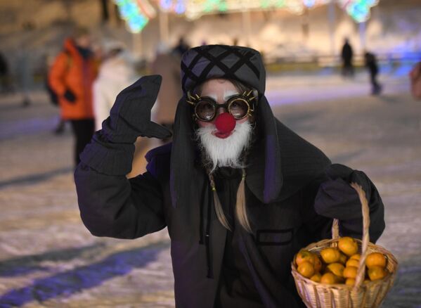 Девушка в маске с мандаринами на катке на территории одного из старейших парков Казани Чёрное озеро в новогоднюю ночь