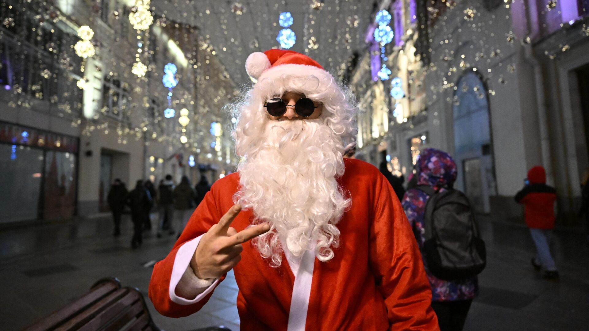 Мужчина в костюме Санта-Клауса во время встречи Нового года на Никольской улице в Москве - РИА Новости, 1920, 09.01.2023