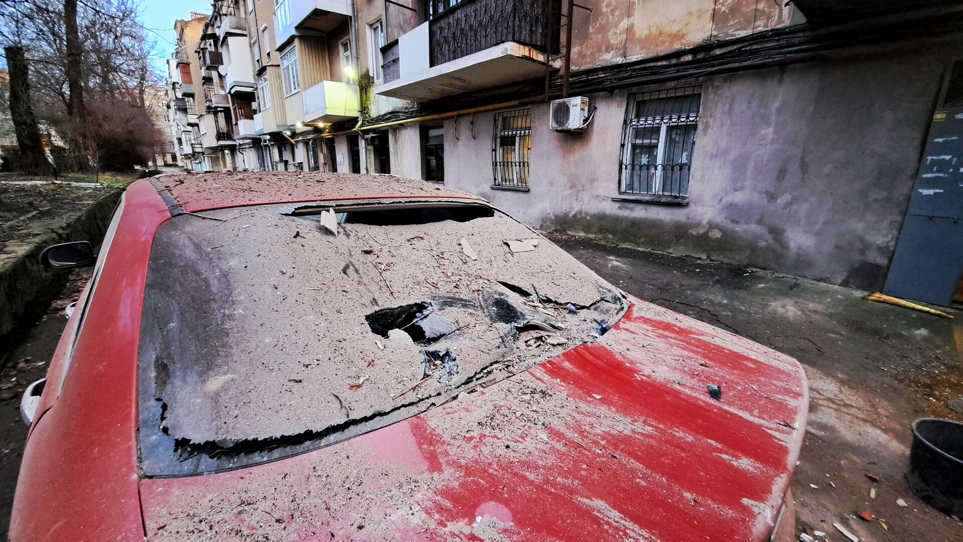 Автомобиль, пострадавший в результате ночного обстрела артиллерией ВСУ Донецка Автомобиль, пострадавший в результате ночного обстрела артиллерией ВСУ Донецка - РИА Новости, 1920, 03.01.2023