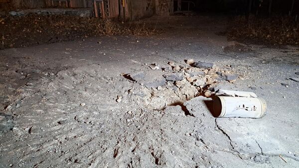 Фрагмент снаряда, найденный после ночного обстрела в Донецке