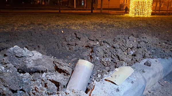 Фрагмент снаряда на улице в Донецке