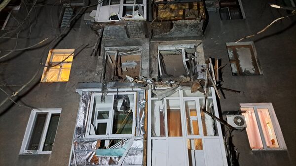 Жилой дом, пострадавший в результате ночного обстрела артиллерией ВСУ Донецка
