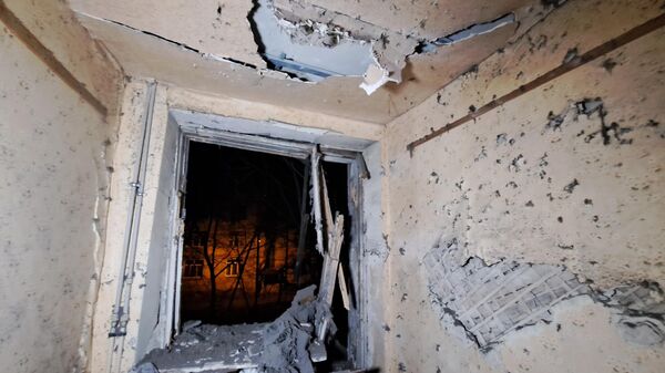 Квартира жилого дома, пострадавшая в результате ночного обстрела артиллерией ВСУ Донецка