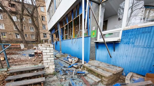Здание, пострадавшее в результате ночного обстрела Донецка артиллерией ВСУ