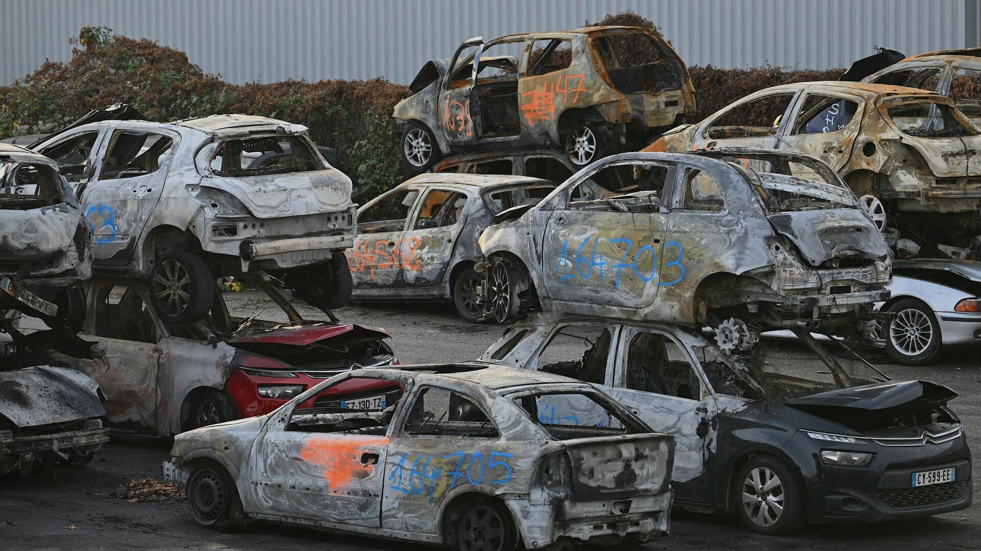 Автомобили, сожженные в новогоднюю ночь, на автомобильной свалке в Страсбурге, Франция. 1 января 2023 - РИА Новости, 1920, 01.01.2023