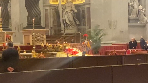 Церемония прощания с Бенедиктом XVI в Соборе Святого Петра в Ватикане