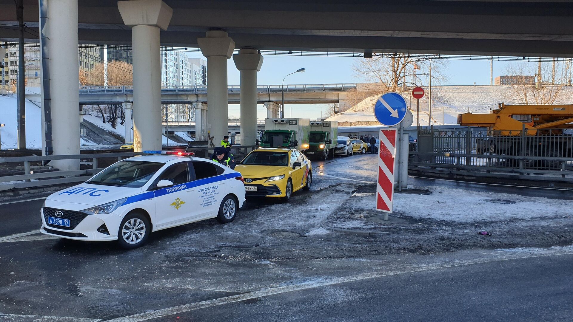 Последствия ДТП с участием семи автомобилей в Шмитовском проезде в Москве - РИА Новости, 1920, 02.01.2023