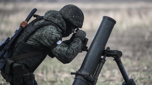Военнослужащий минометного расчета Вооруженных сил РФ участвует в боевых действиях на Запорожском направлении специальной военной операции