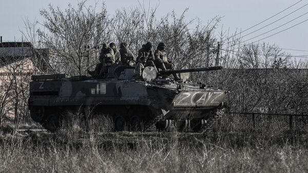 Бойцы ВС РФ на боевой машине пехоты БМП-3 в зоне спецоперации