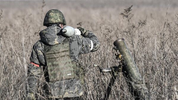 Военнослужащий минометного расчета Вооруженных сил РФ участвует в боевых действиях
