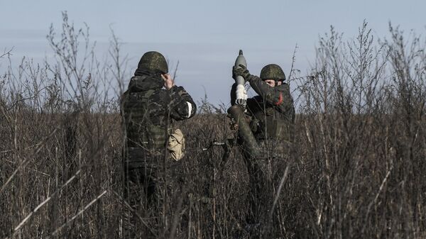 Военнослужащие минометного расчета Вооруженных сил РФ участвуют в боевых действиях на Запорожском направлении специальной военной операции