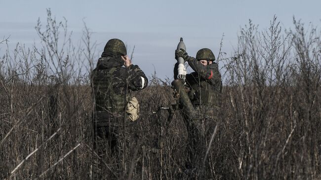 Военнослужащие минометного расчета Вооруженных сил РФ