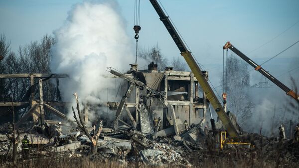 Сотрудники МЧС России разбирают завалы разрушенного здания ПТУ-19 в городе Макеевке