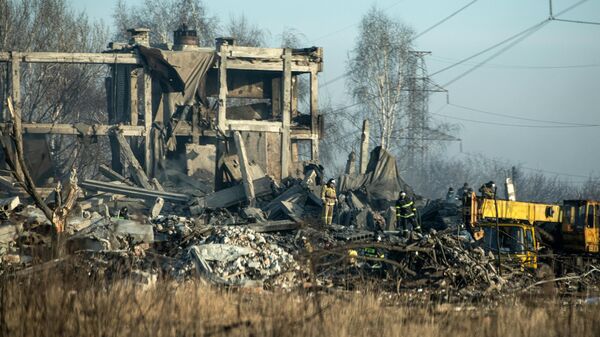 Сотрудники МЧС России разбирают завалы разрушенного здания в Макеевке