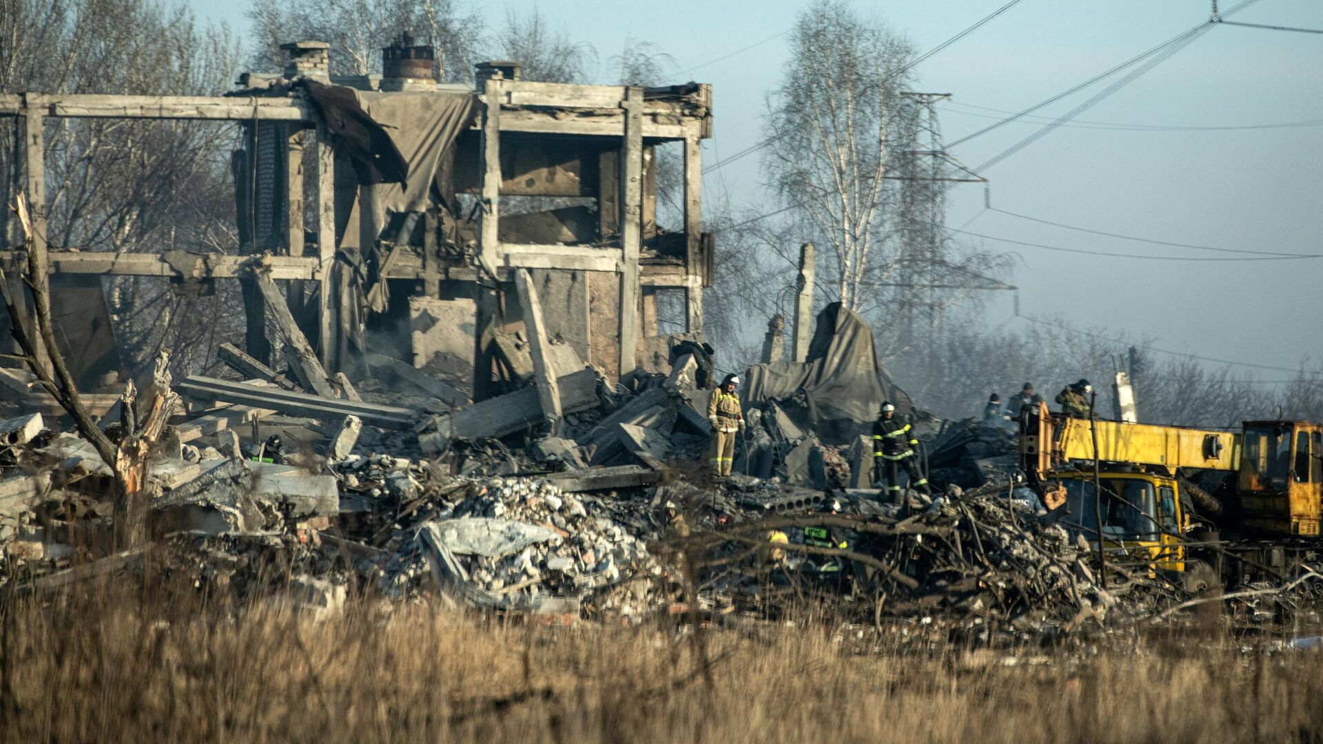 Сотрудники МЧС РФ разбирают завалы разрушенного здания ПТУ 19 в городе Макеевка - РИА Новости, 1920, 04.01.2023