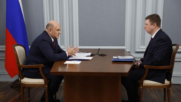 Председатель правительства РФ Михаил Мишустин и председатель Федерального фонда обязательного медицинского страхования Илья Баланин во время встречи