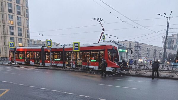 Трамвай сошел с рельсов у метро Гражданский проспект в Санкт-Петербурге
