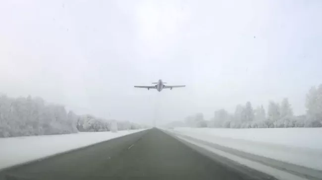 Самолет пролетает над трассой в Омской области