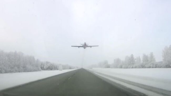 Самолет пролетает над трассой в Омской области