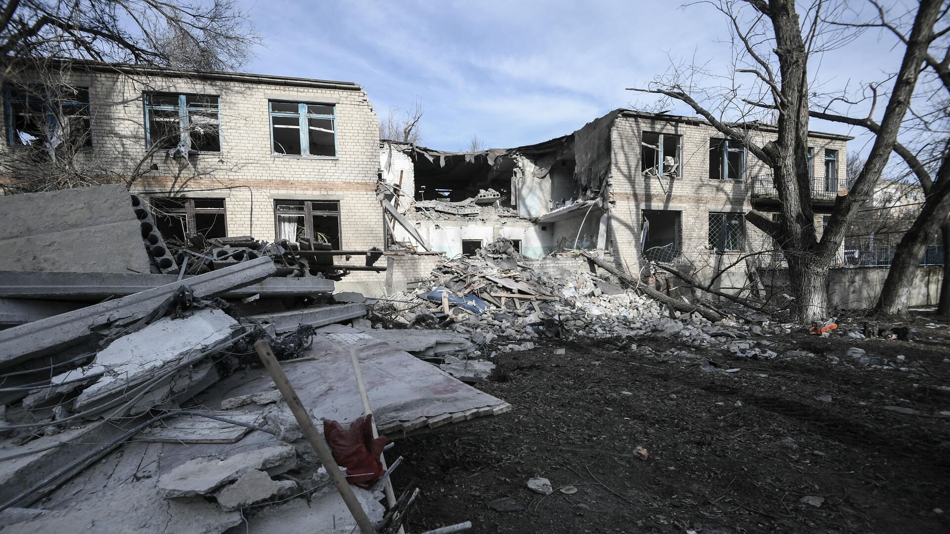 Разрушения после обстрела ВСУ больницы города Токмак - РИА Новости, 1920, 25.04.2023