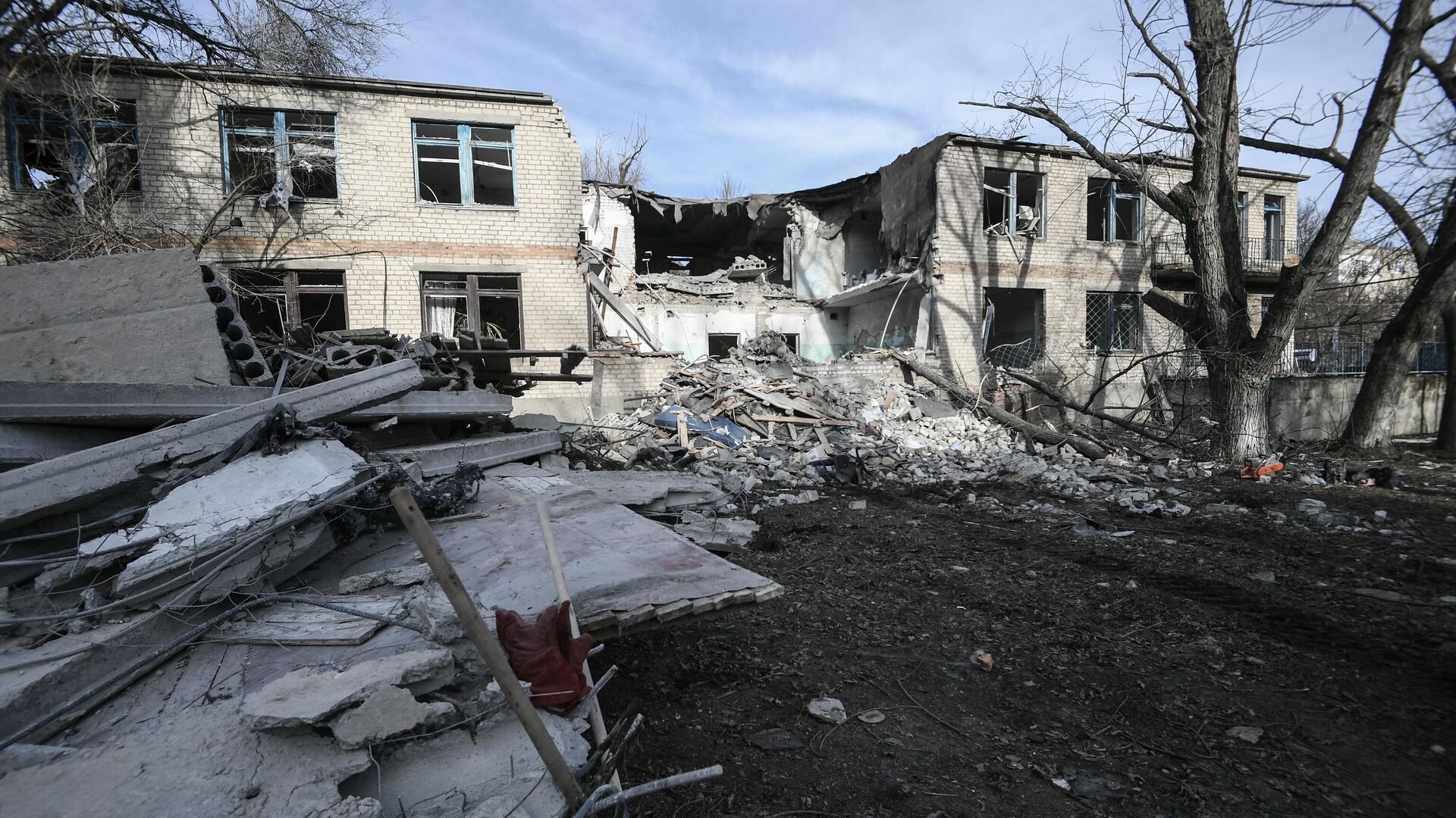 Разрушения после обстрела ВСУ больницы города Токмак - РИА Новости, 1920, 23.04.2023