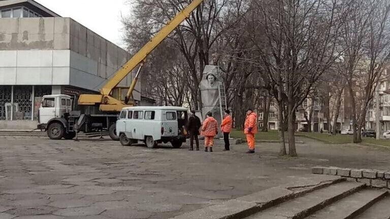 Демонтаж памятника Герою Советского Союза Александру Матросову в Днепропетровске - РИА Новости, 1920, 09.01.2023