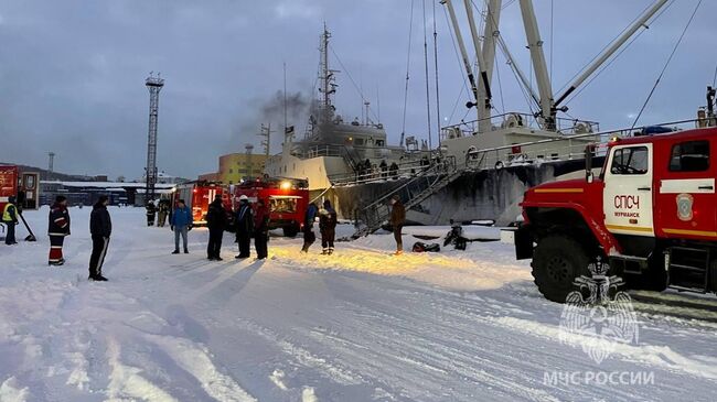 Сотрудники МЧС на месте пожара в порту Мурманска