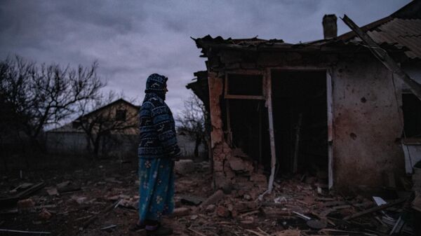 Жительница Донецка у разрушенного дома. Архивное фото