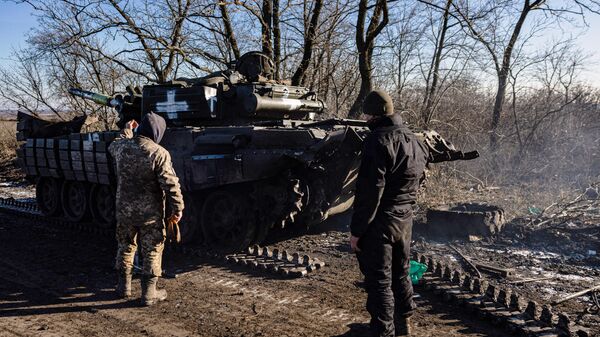 Солдаты ВСУ возле подбитого танка Т-72