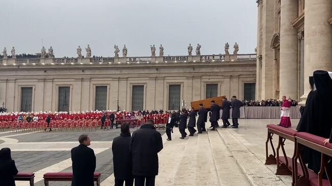 Церемония похорон папы Бенедикта XVI в Ватикане