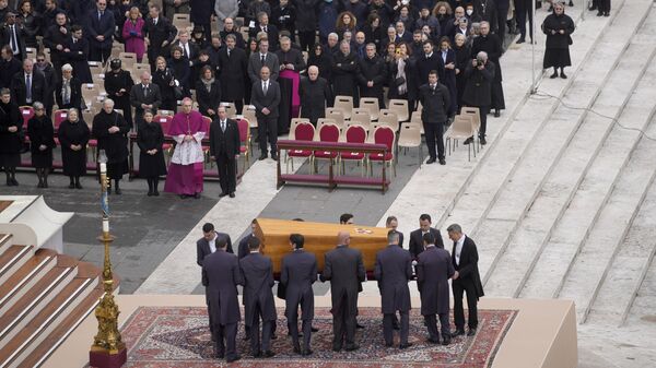 Церемония похорон папы Бенедикта XVI в Ватикане