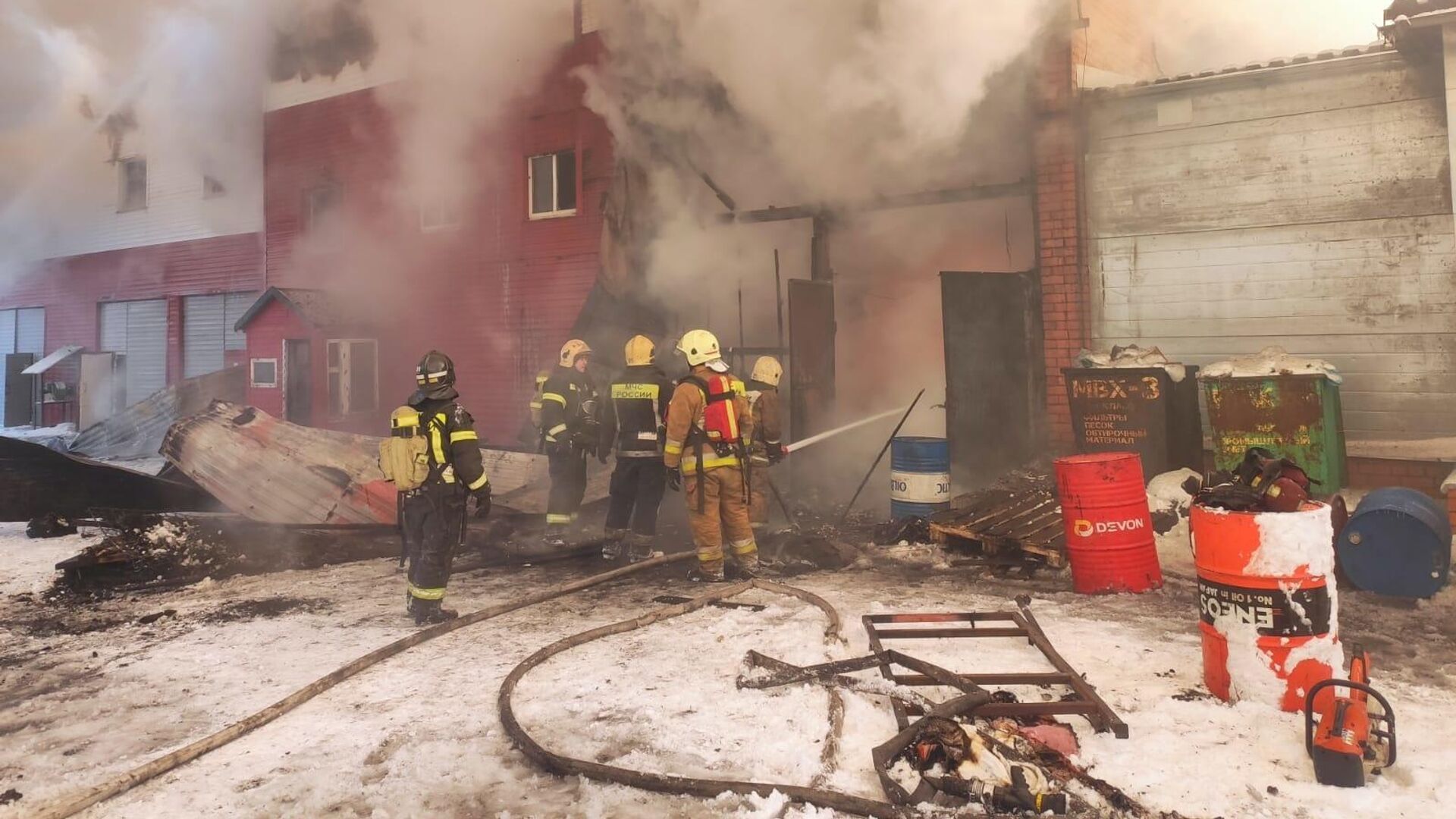 Пожар в спб 18.05. Пожар. Пожар в здании. Пожар СПБ. Пожар на заводе.