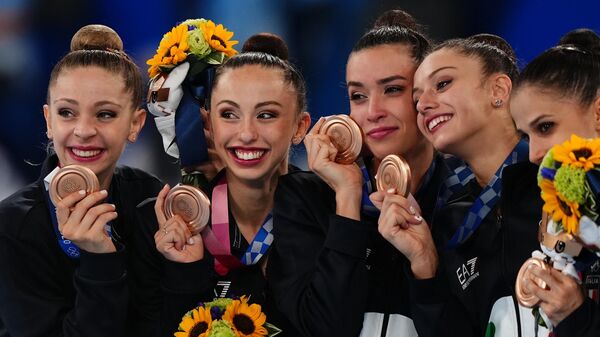 Спортсменки сборной Италии, завоевавшие бронзовые медали в соревнованиях групп по художественной гимнастике на XXXII летних Олимпийских играх в Токио, на церемонии награждения.