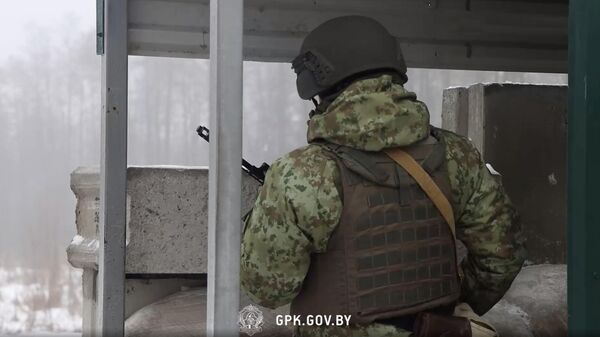 Сотрудник пограничной службы Белоруссии на белорусско-украинской границе