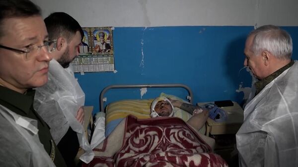 Пушилин, Горемыкин и Азаров посетили военных, раненных в результате обстрела Макеевки