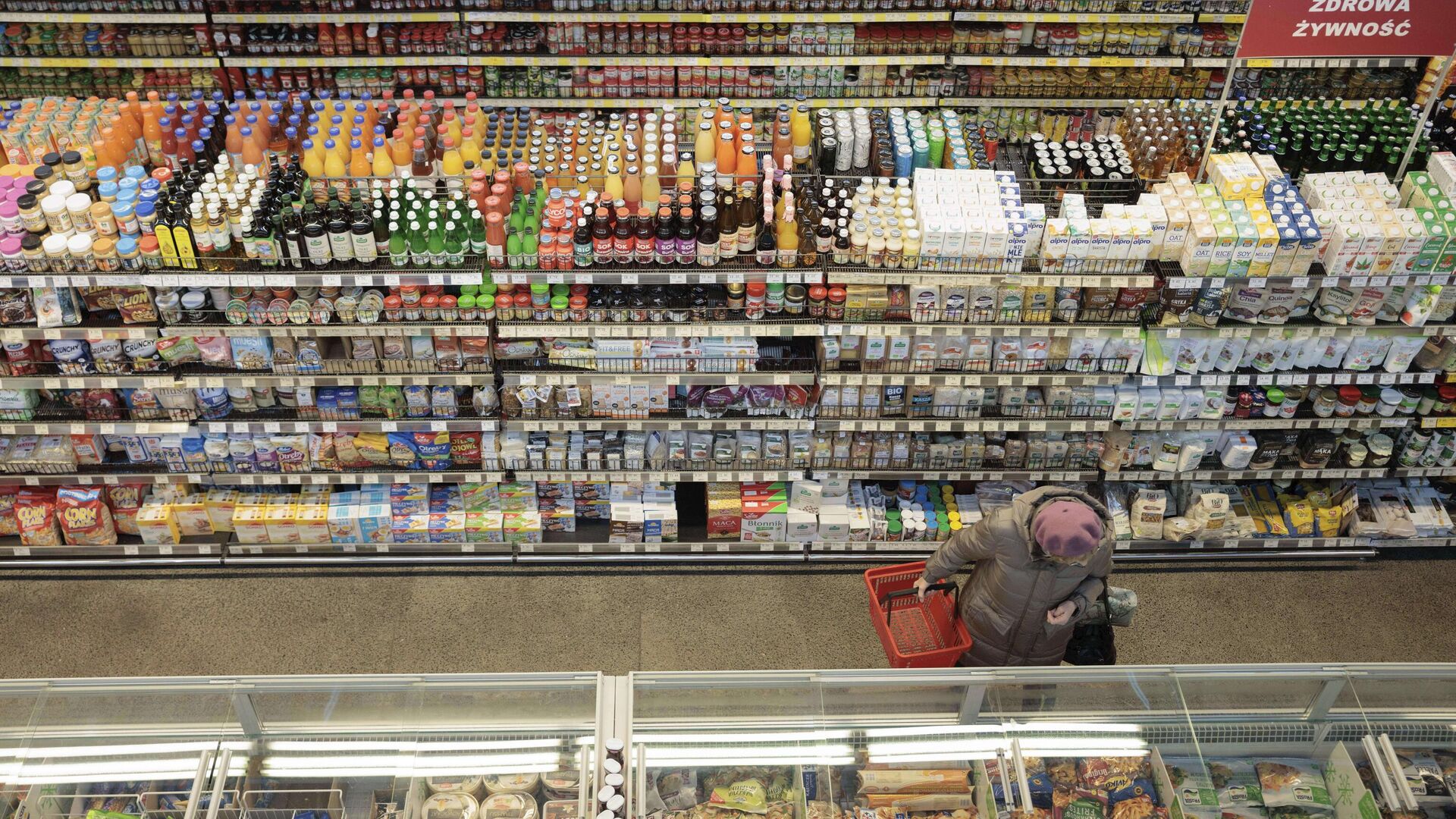 Женщина выбирает товары в супермаркете в Варшаве, Польша - РИА Новости, 1920, 23.01.2023