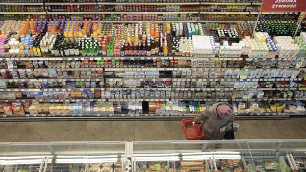Женщина выбирает товары в супермаркете в Варшаве, Польша